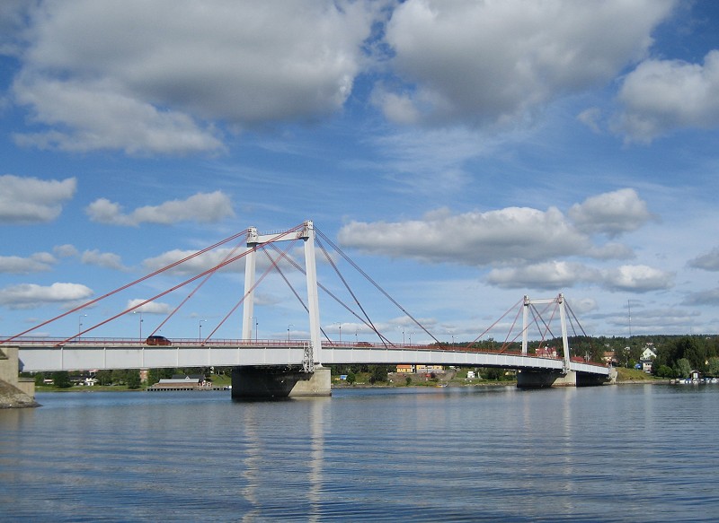 Bron &ouml;ver Str&ouml;ms Vattudal
